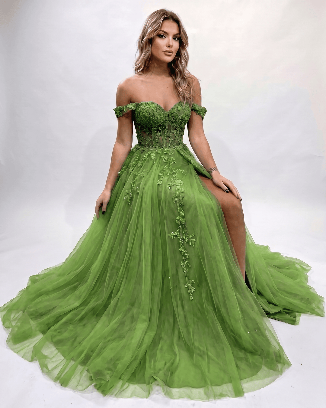 Vestido largo moderno de mujer, con escote corazón y abertura lateral. Para gala.