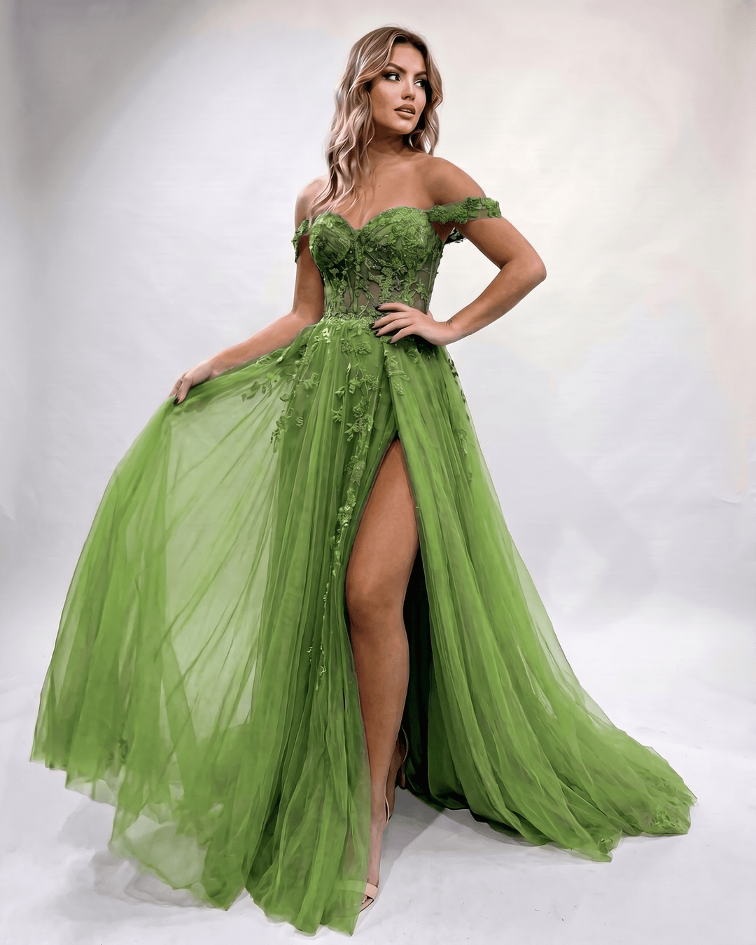 Vestido largo glamuroso con escote corazón y abertura lateral, para eventos especiales.