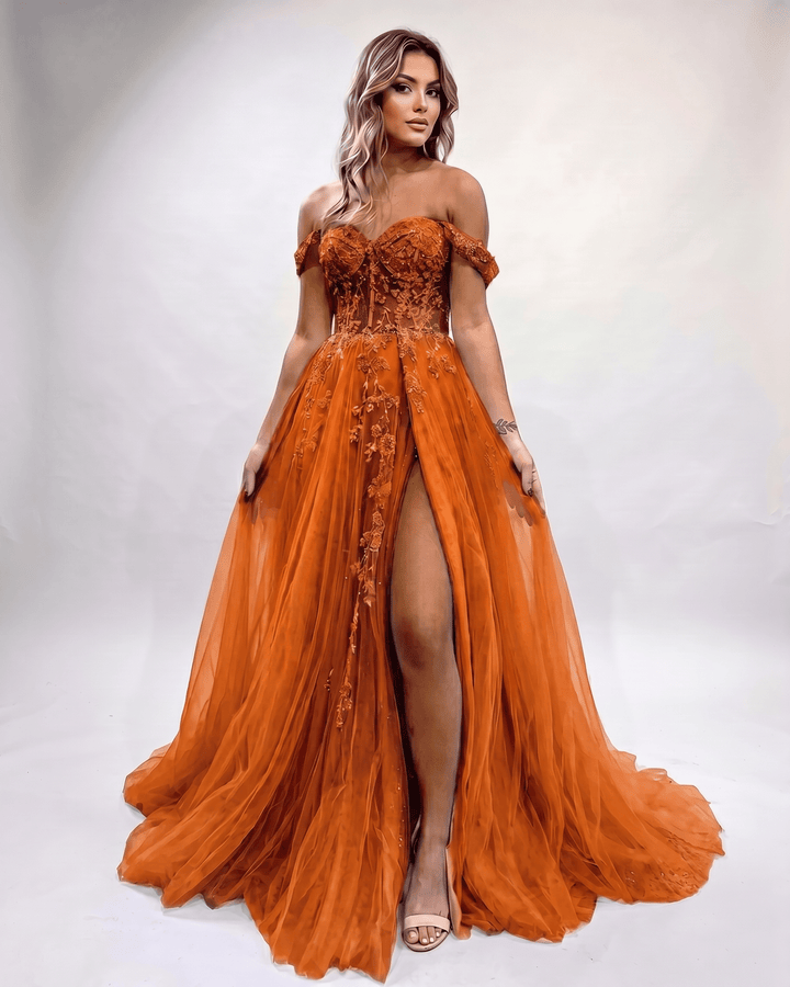 Vestido maxi con escote corazón y abertura lateral para noche, elegante y sofisticado.