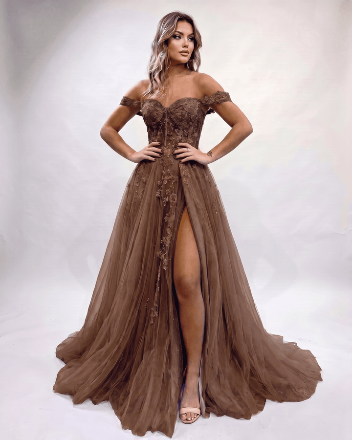Vestido de noche formal maxi para invitada de boda, escote corazón y abertura lateral.