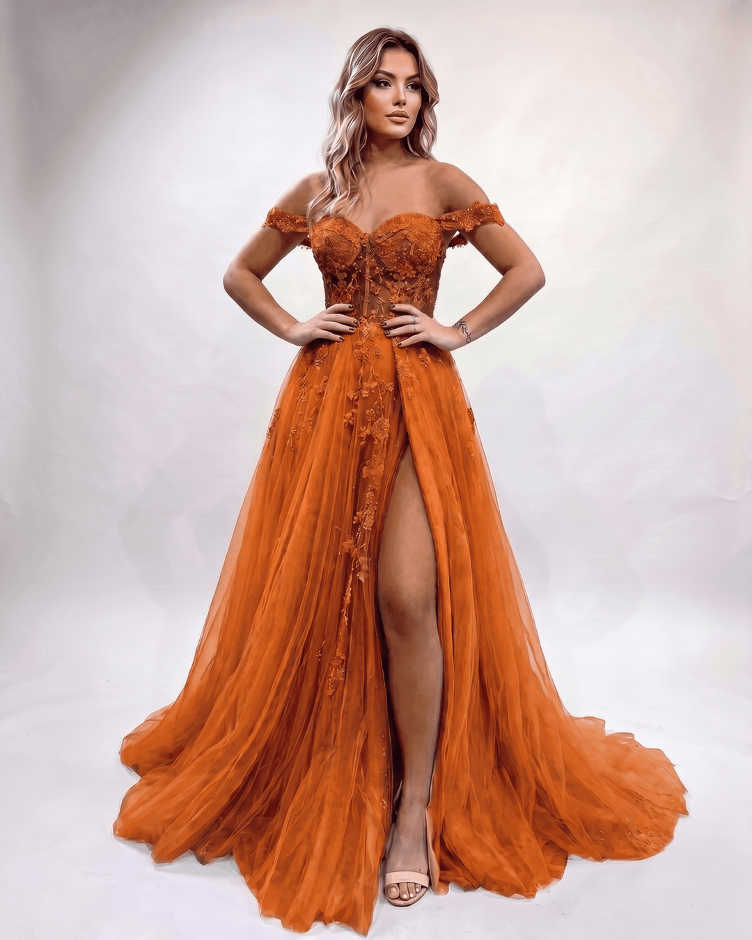 Vestido de fiesta maxi con escote corazón y abertura lateral. Diseño femenino y chic.