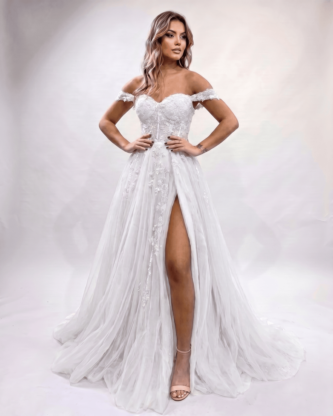 Vestido de fiesta largo con escote corazón y abertura lateral. Estilo elegante y moderno.