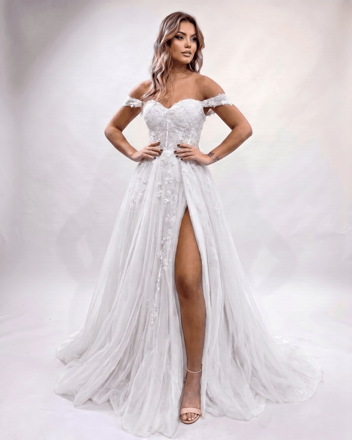 Vestido de fiesta largo con escote corazón y abertura lateral. Estilo elegante y moderno.
