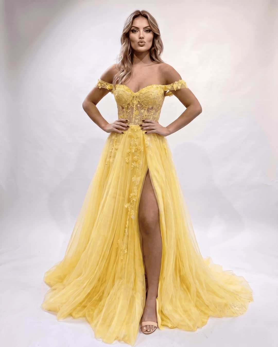 Vestido de fiesta chic con abertura lateral y escote corazón. Perfecto para noche.