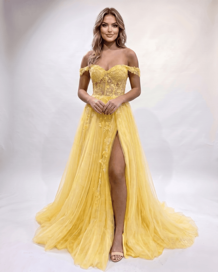 Vestido de fiesta moderno con diseño de escote corazón y abertura lateral. Para eventos.