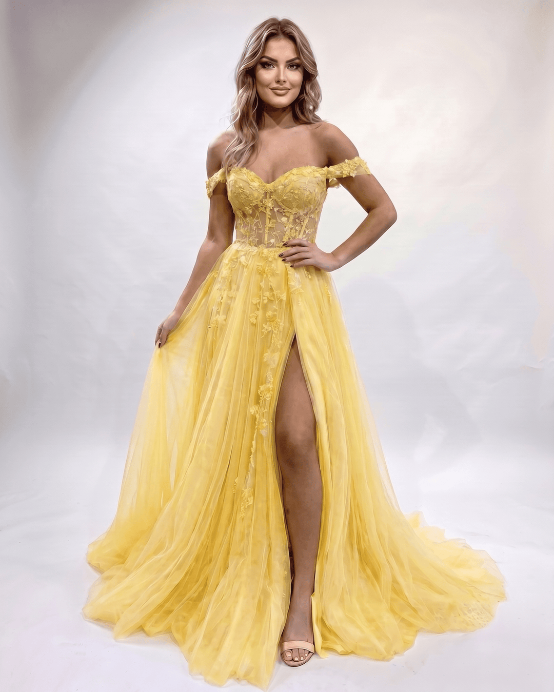 Vestido de fiesta glamuroso de mujer con escote corazón y abertura lateral. Para cóctel.