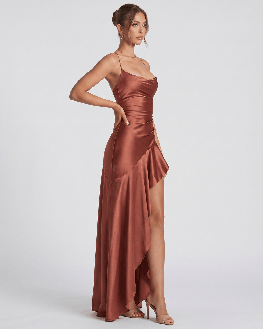 Vestido de verano elegante, maxi, con cuello drapeado y diseño sofisticado.