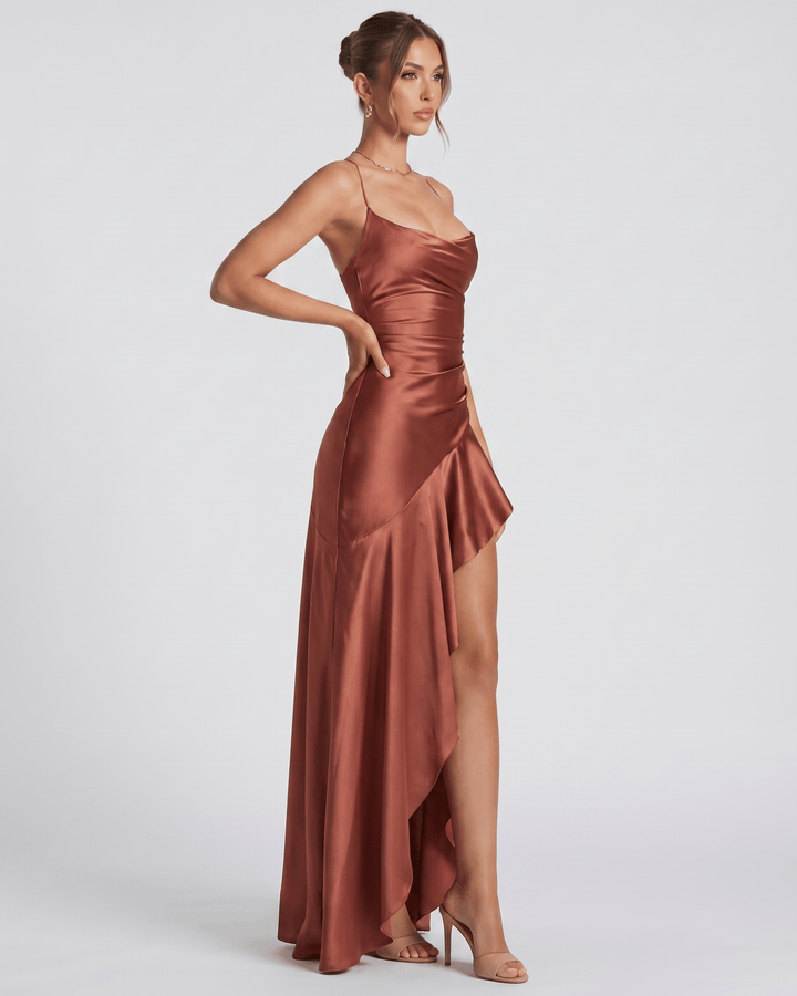 Vestido de verano elegante, maxi, con cuello drapeado y diseño sofisticado.