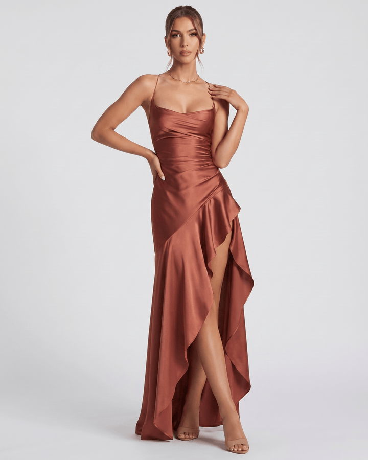 Vestido elegante con cuello drapeado, corte fluido, y espalda descubierta. Vestido de ocasión especial.