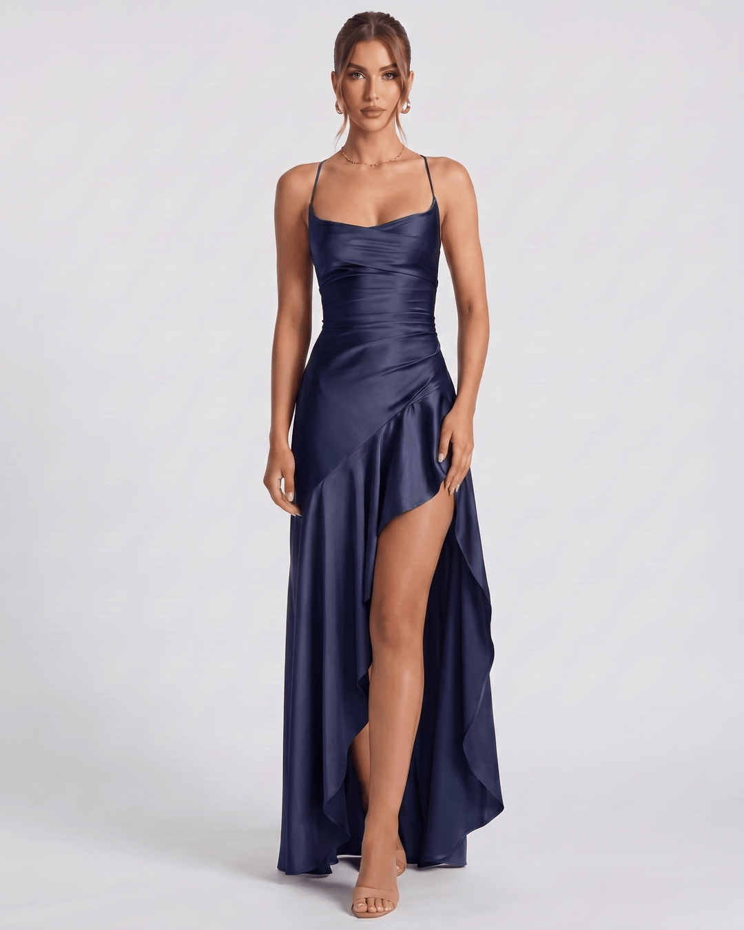 Vestido maxi de verano, cuello drapeado, corte fluido. Estilo chic y elegante.