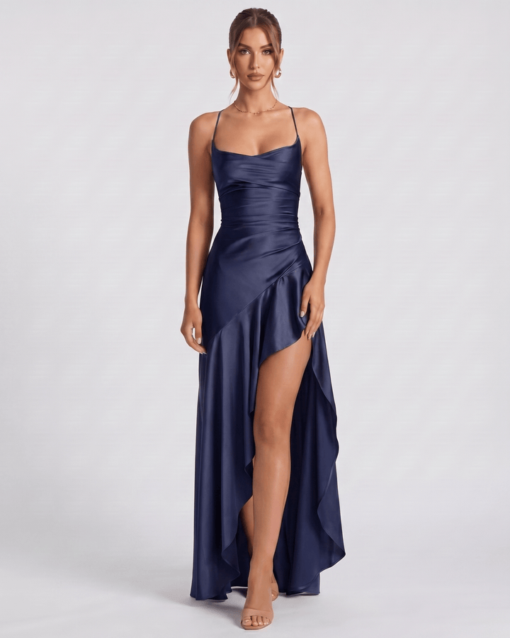 Vestido maxi de verano, cuello drapeado, corte fluido. Estilo chic y elegante.