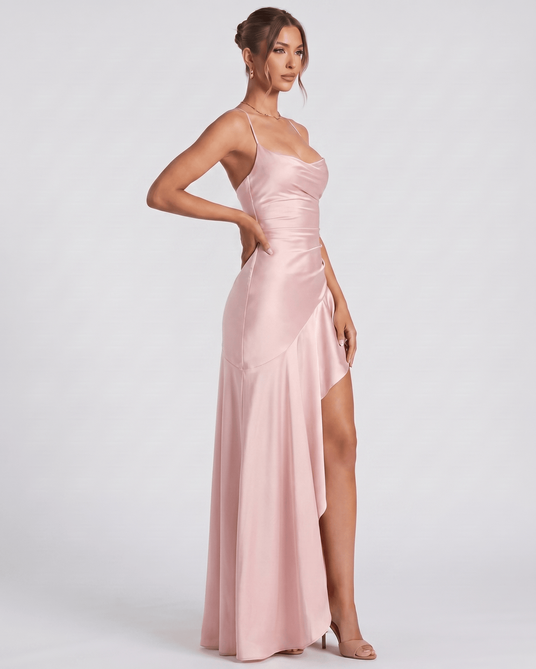 Vestido elegante con cuello drapeado, corte maxi, para invitada de boda o evento de verano.
