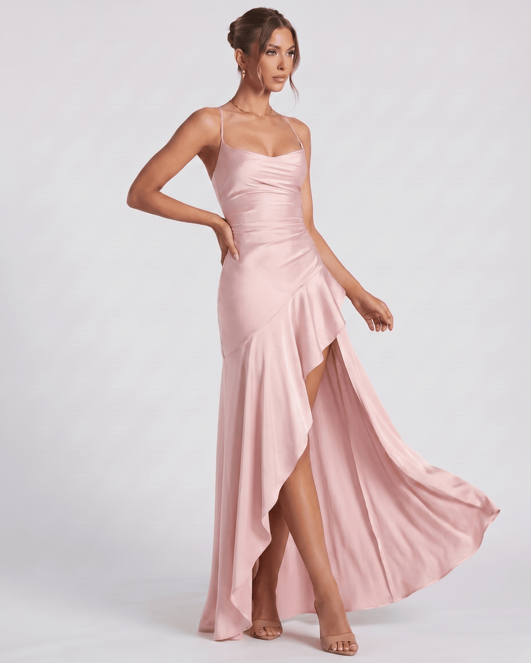 Maxi vestido sofisticado, cuello drapeado, espalda abierta, perfecto para ocasiones formales.
