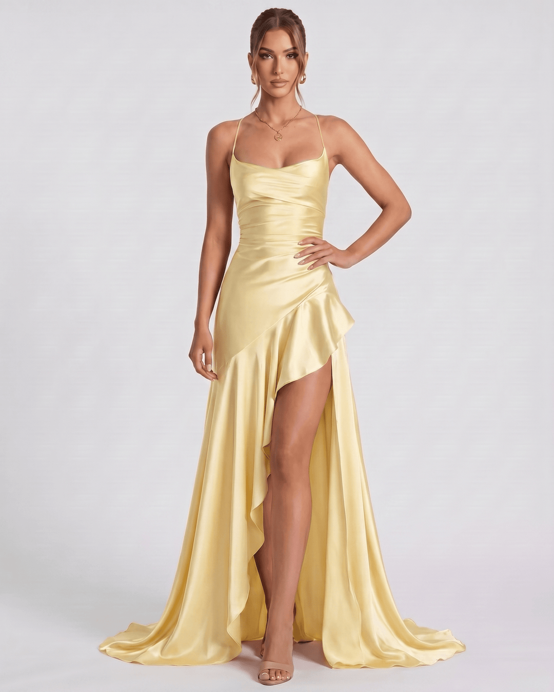 Vestido maxi de fiesta, cuello drapeado, un estilo moderno para mujer.
