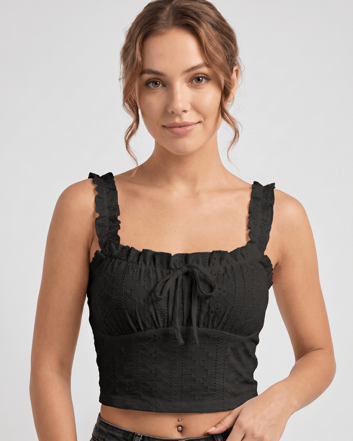 Top corto mujer Elowen con detalles bordados y volantes sutiles.