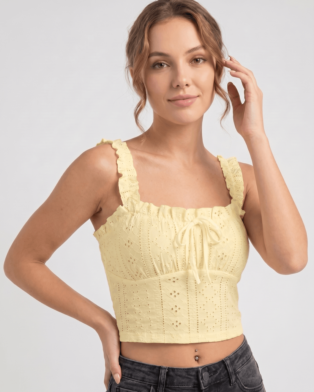 Top corto Elowen bordado, volantes, ideal para un look de verano casual.