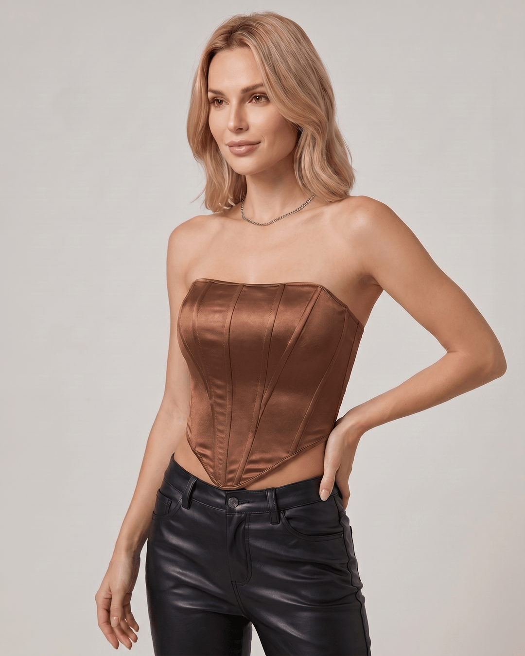 Top corto de veloura para mujer, sin mangas, ideal para moda urbana y un look casual.