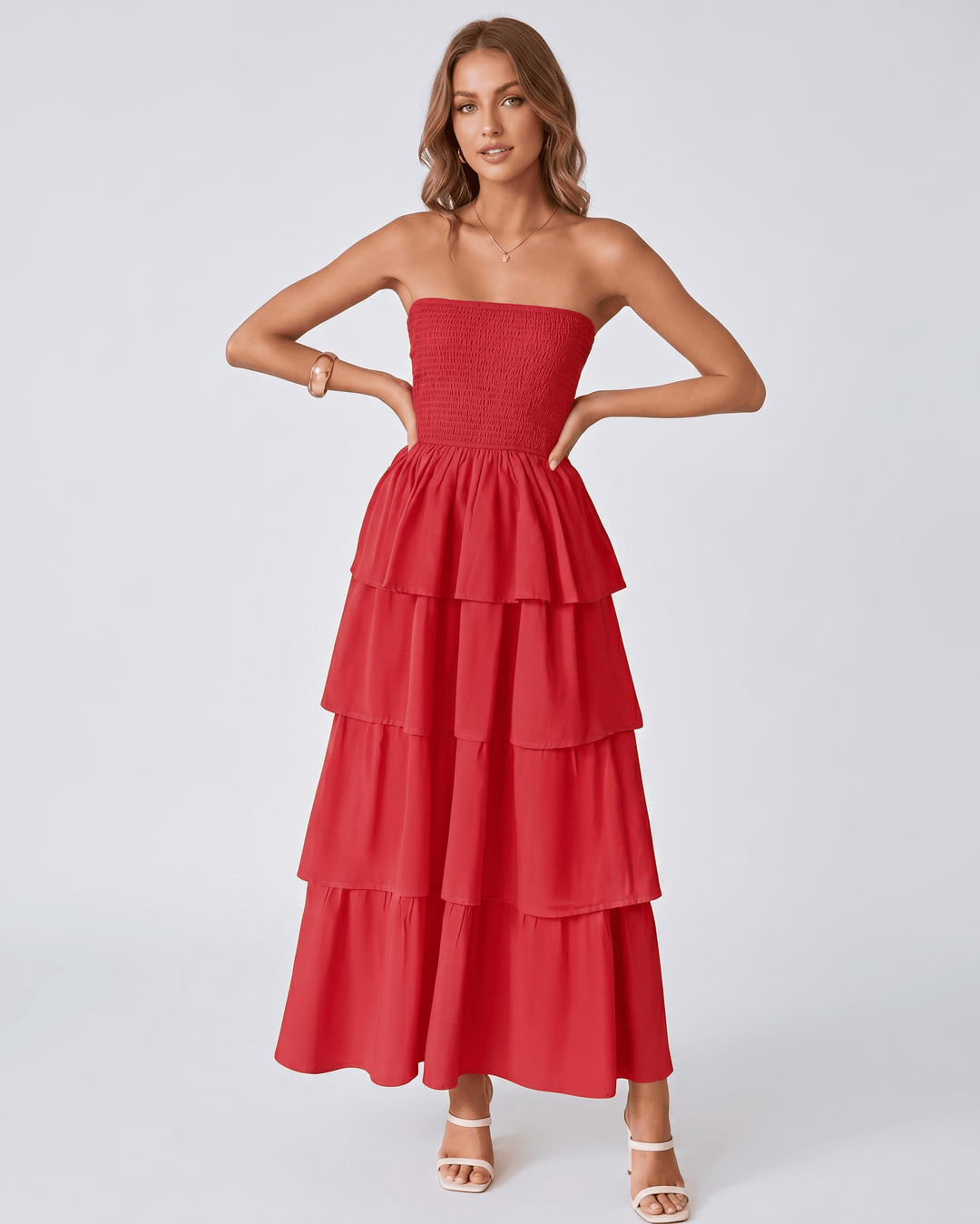 Vestido Solenne maxi con volantes. Diseño sin tirantes, ideal para una fiesta de noche o boda.