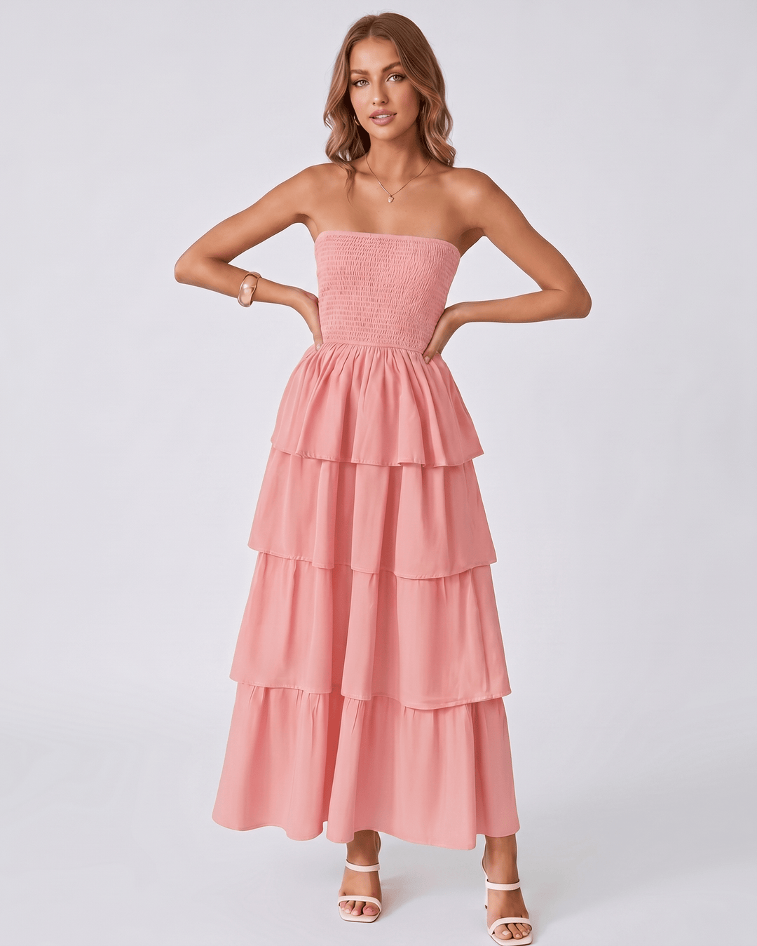 Vestido Solenne elegante, maxi, sin tirantes. Con volantes, ideal para eventos formales o cócteles.