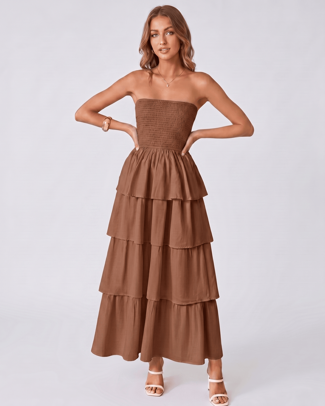 Vestido Solenne mujer, estilo sin tirantes. Maxi con volantes, para un look de fiesta moderno.