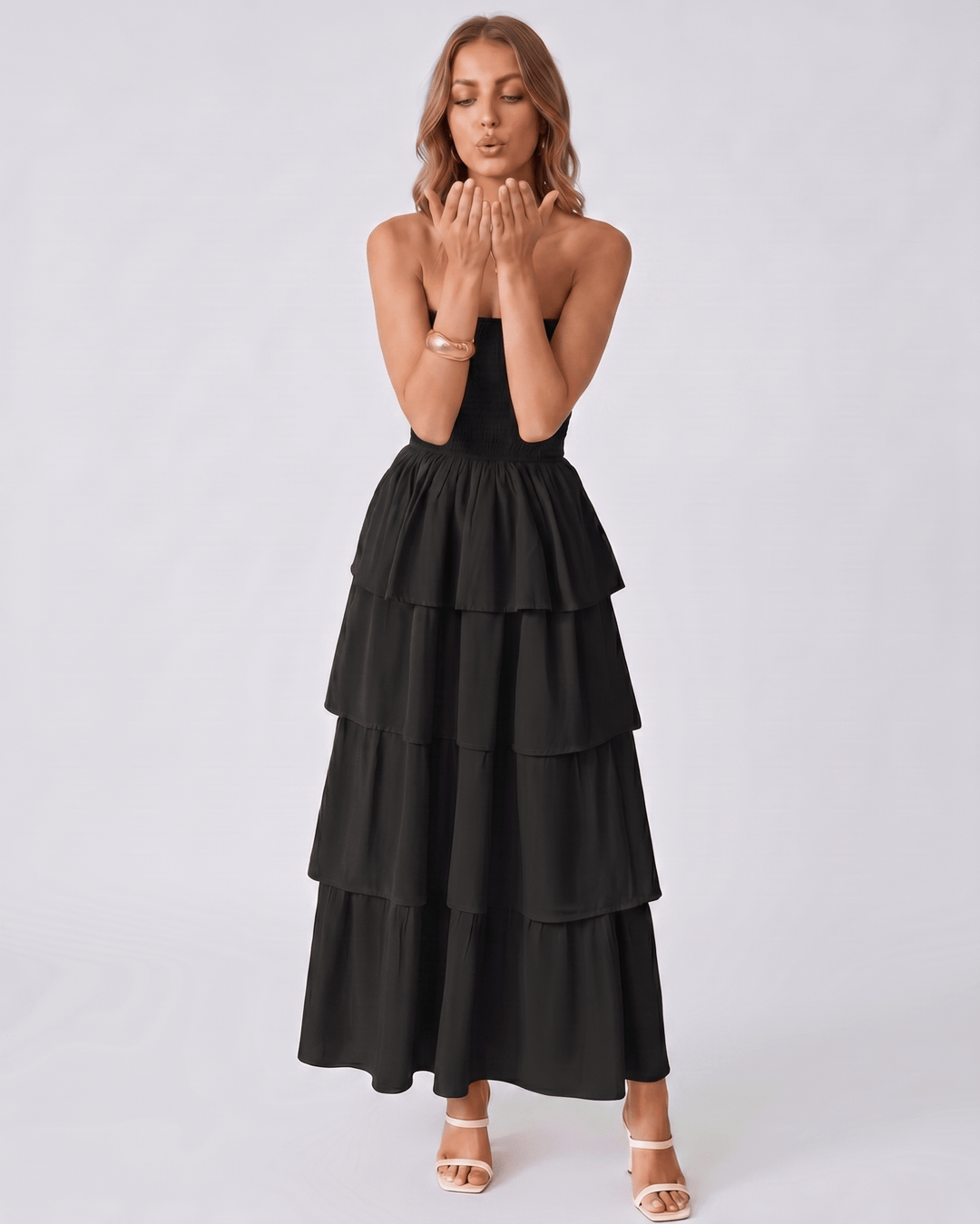 Elegante vestido maxi Solenne sin tirantes, con volantes fluidos. Ropa de fiesta ideal para verano.