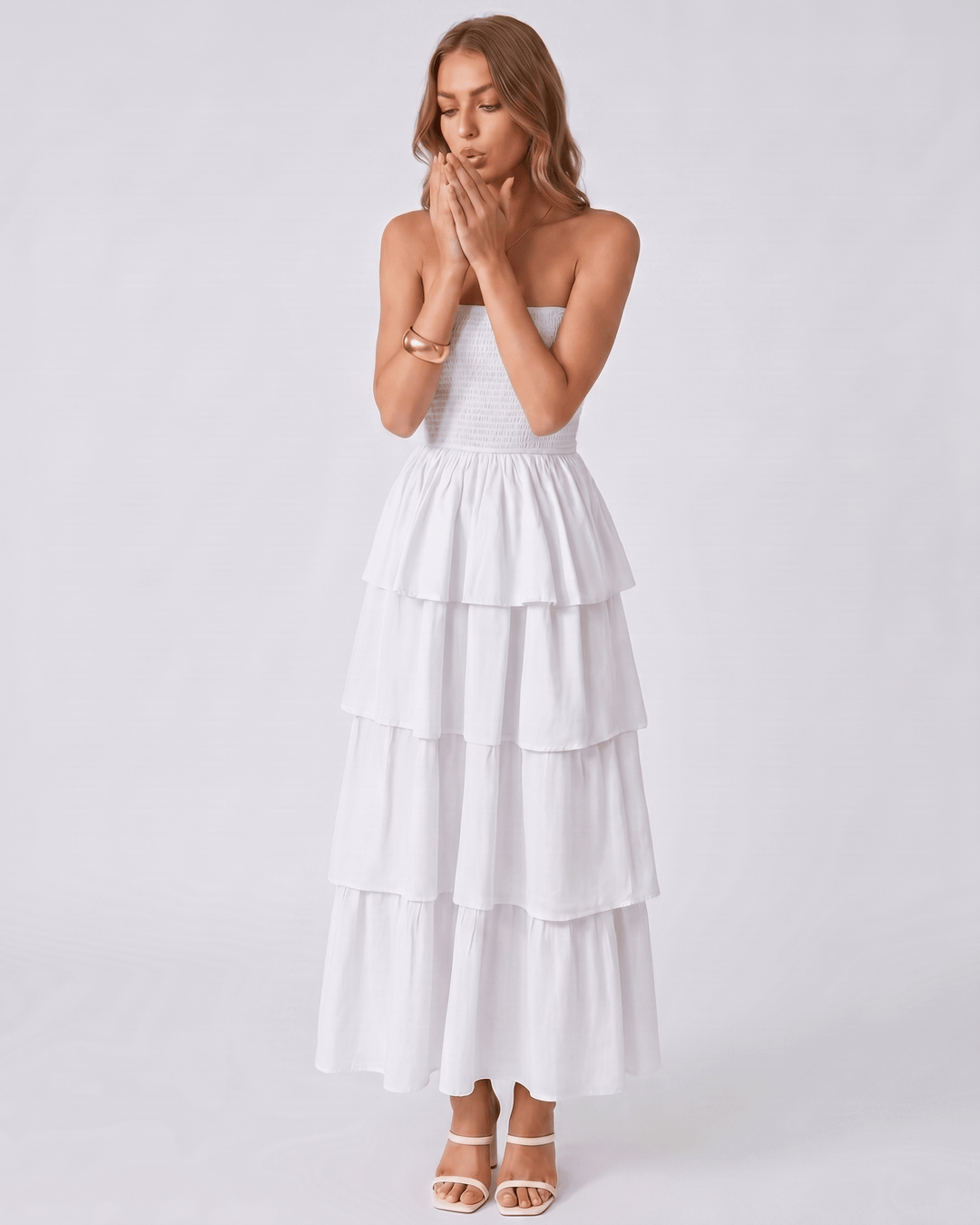 Detalle de volantes en vestido maxi Solenne sin tirantes. Diseño fluido y elegante para mujer.