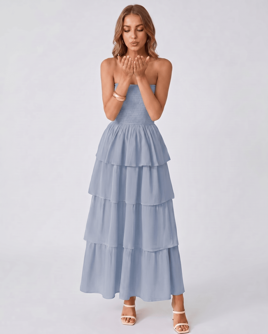 Vestido Solenne fluido, sin tirantes, con volantes. Vestido maxi ideal para el verano y celebraciones.