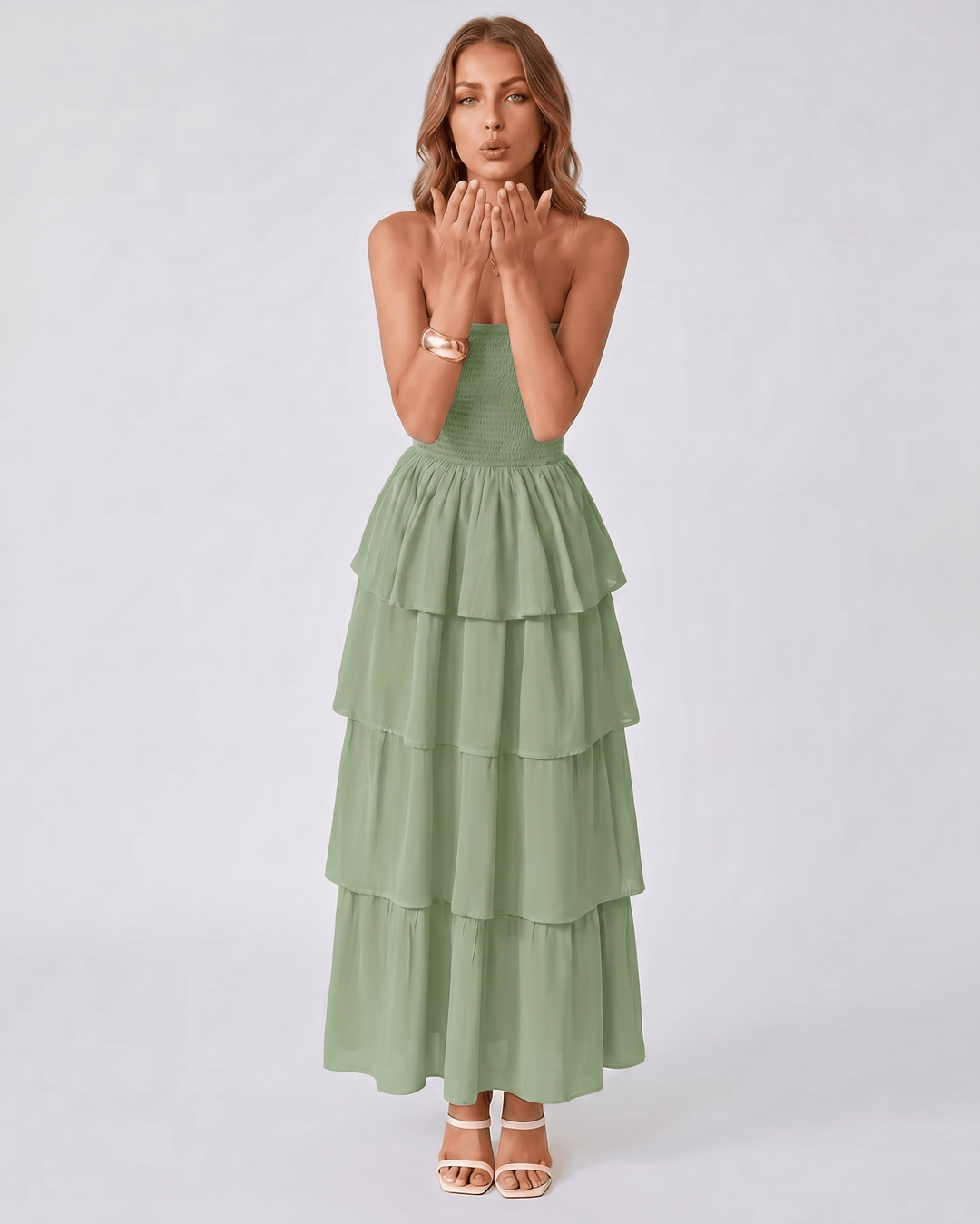 Vestido Solenne fluido, maxi y sin tirantes. Con volantes, perfecto para cualquier evento elegante.