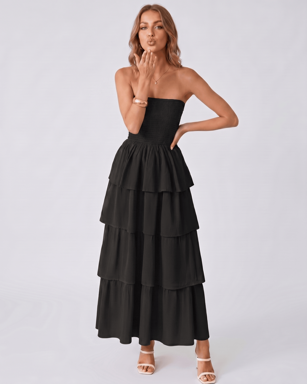 Vestido de mujer Solenne maxi sin tirantes, con detalles de volantes. Estilo fluido para ocasiones.