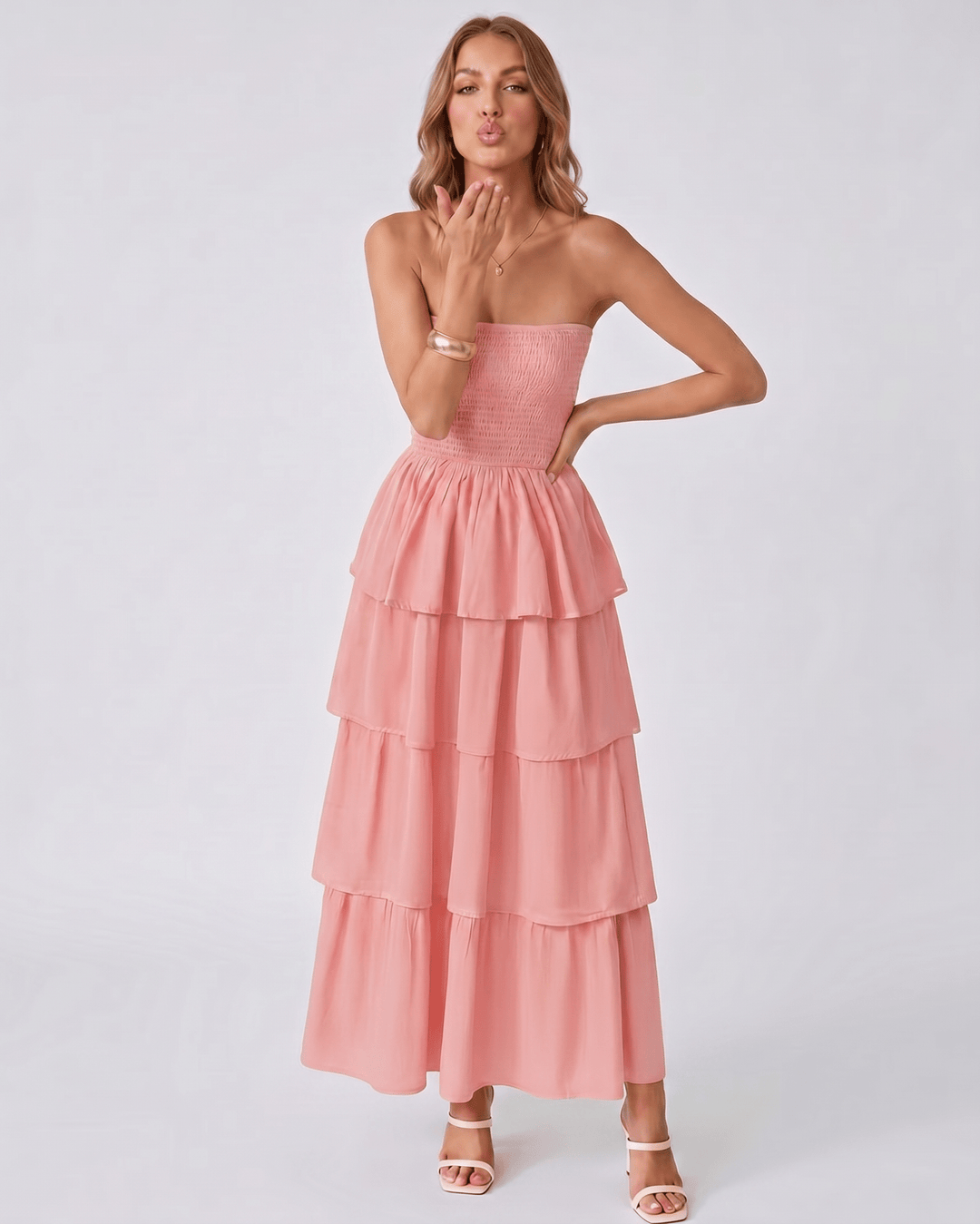 Vestido Solenne mujer, estilo sin tirantes. Maxi con volantes, creando un look fluido y femenino.