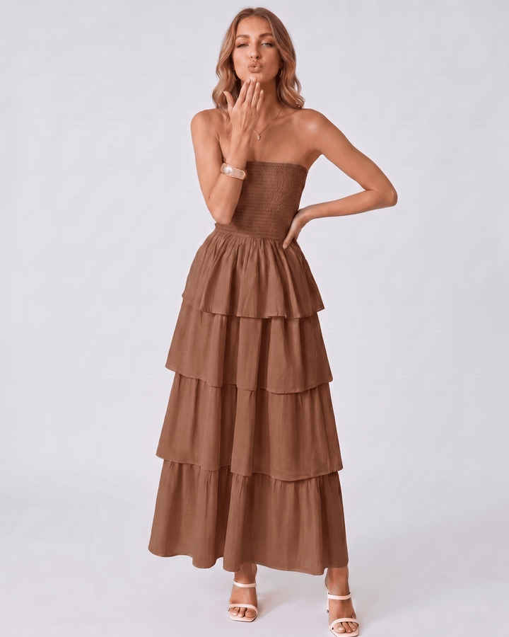 Vestido Solenne fluido, maxi con volantes. Estilo sin tirantes, perfecto para una ocasión especial.