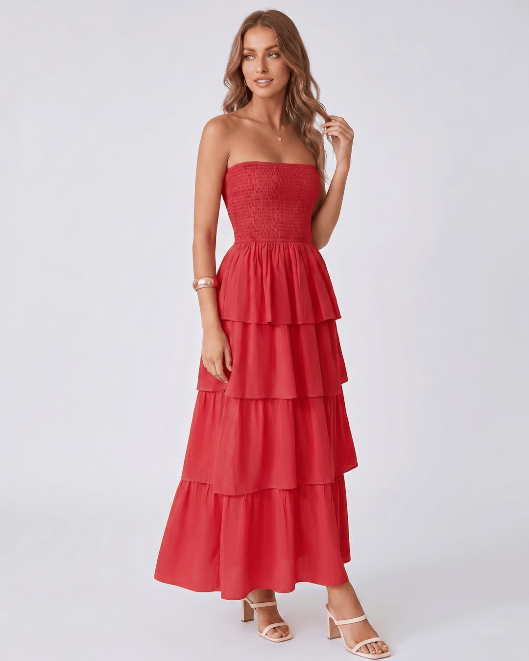 Vestido maxi Solenne con volantes, sin tirantes. Ropa de fiesta versátil para el verano y celebraciones.