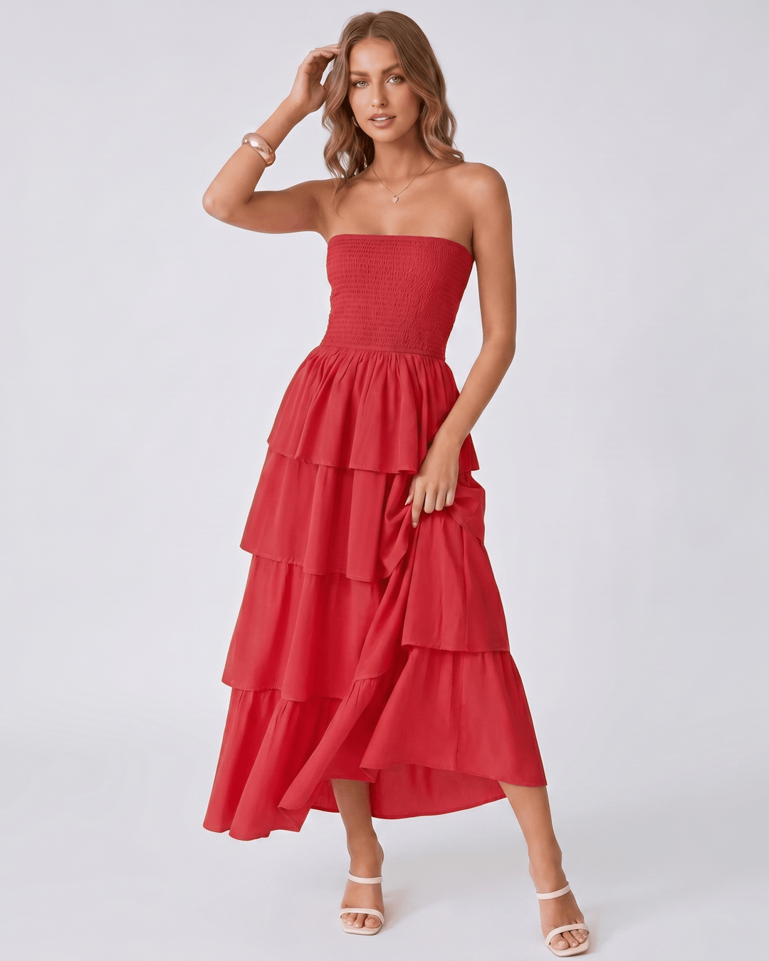 Vestido maxi de fiesta Solenne con volantes y estilo sin tirantes. Perfecto para ocasiones chic.