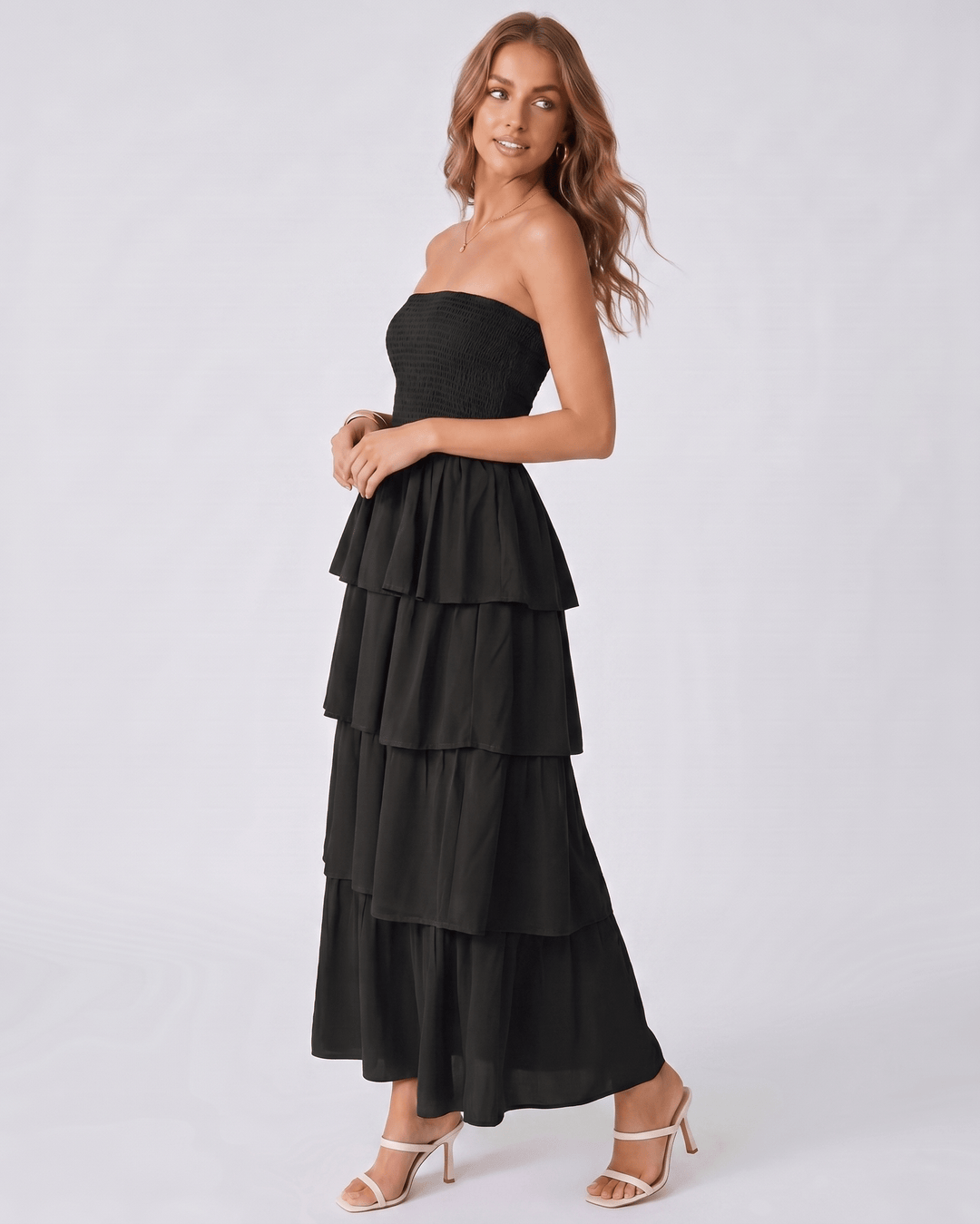 Modelo Solenne: Vestido maxi sin tirantes con volantes para mujer. Perfecto para cócteles de verano.