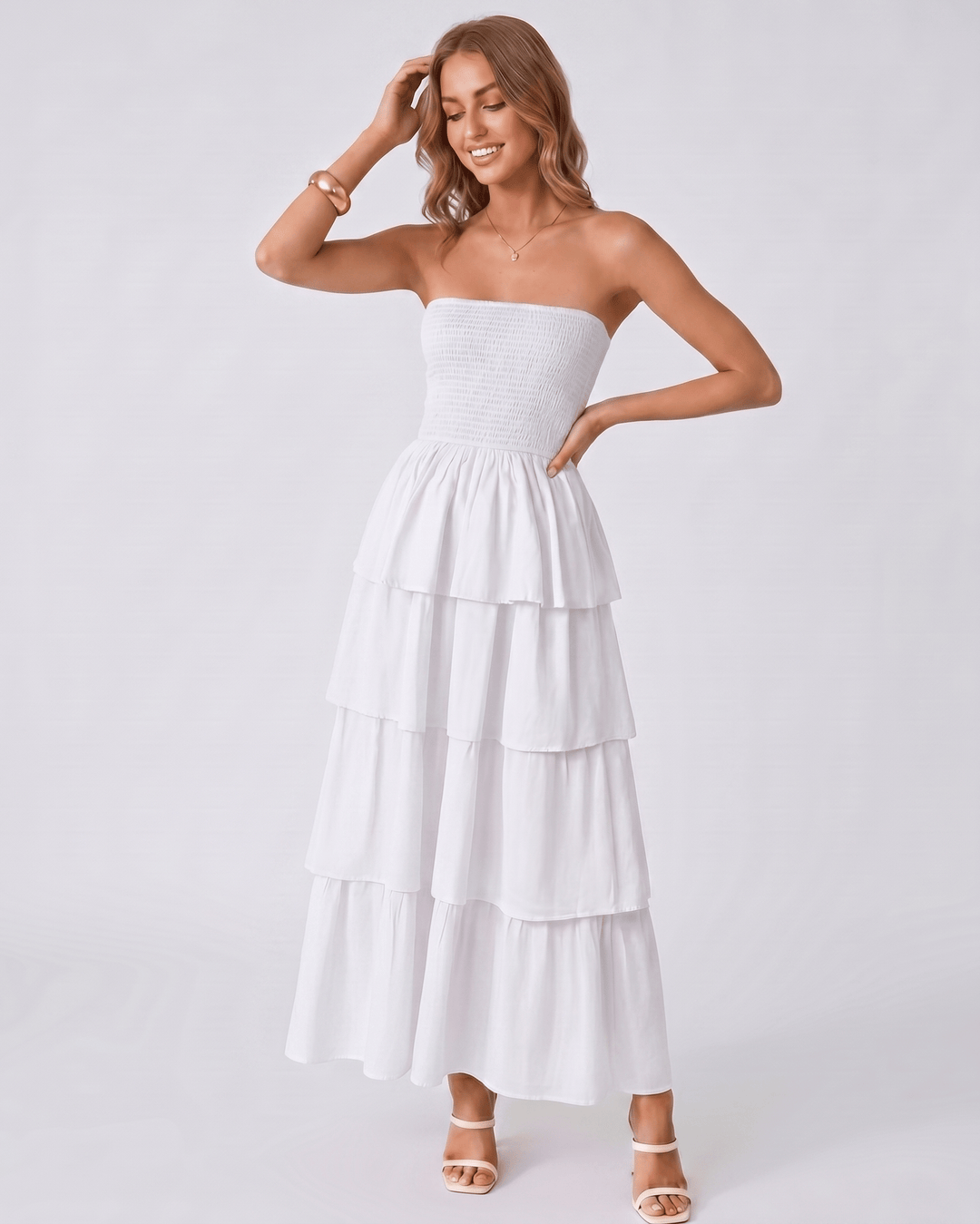 Vestido de fiesta maxi Solenne con volantes. Estilo sin tirantes, perfecto para mujer en verano.