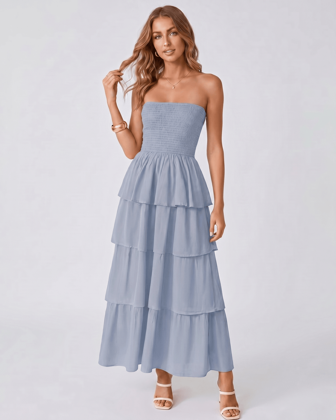 Vestido Solenne, silueta fluida, sin tirantes. Maxi con volantes, para eventos elegantes y festivos.
