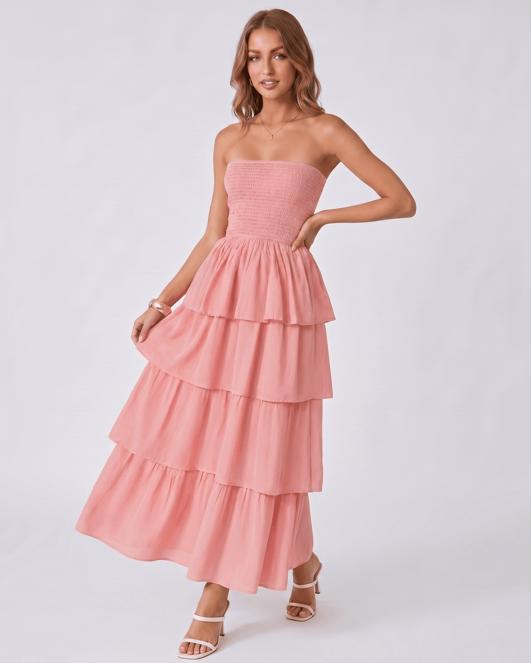 Vestido maxi Solenne con volantes en tejido fluido. Diseño sin tirantes, perfecto para verano chic.