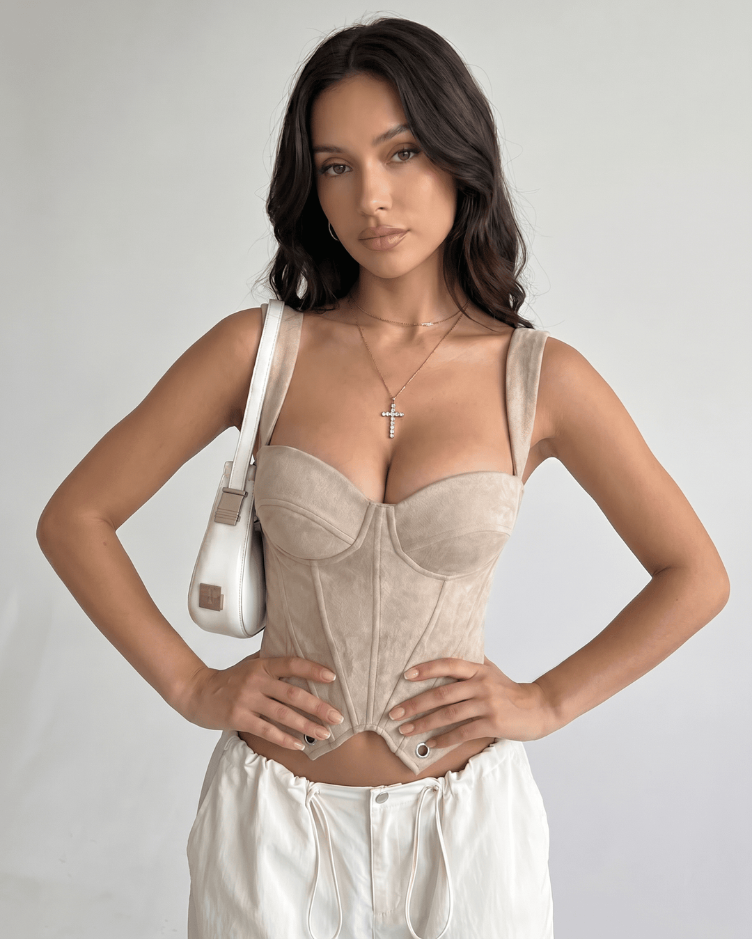 Corset estructurado que define la figura, top elegante para mujer.