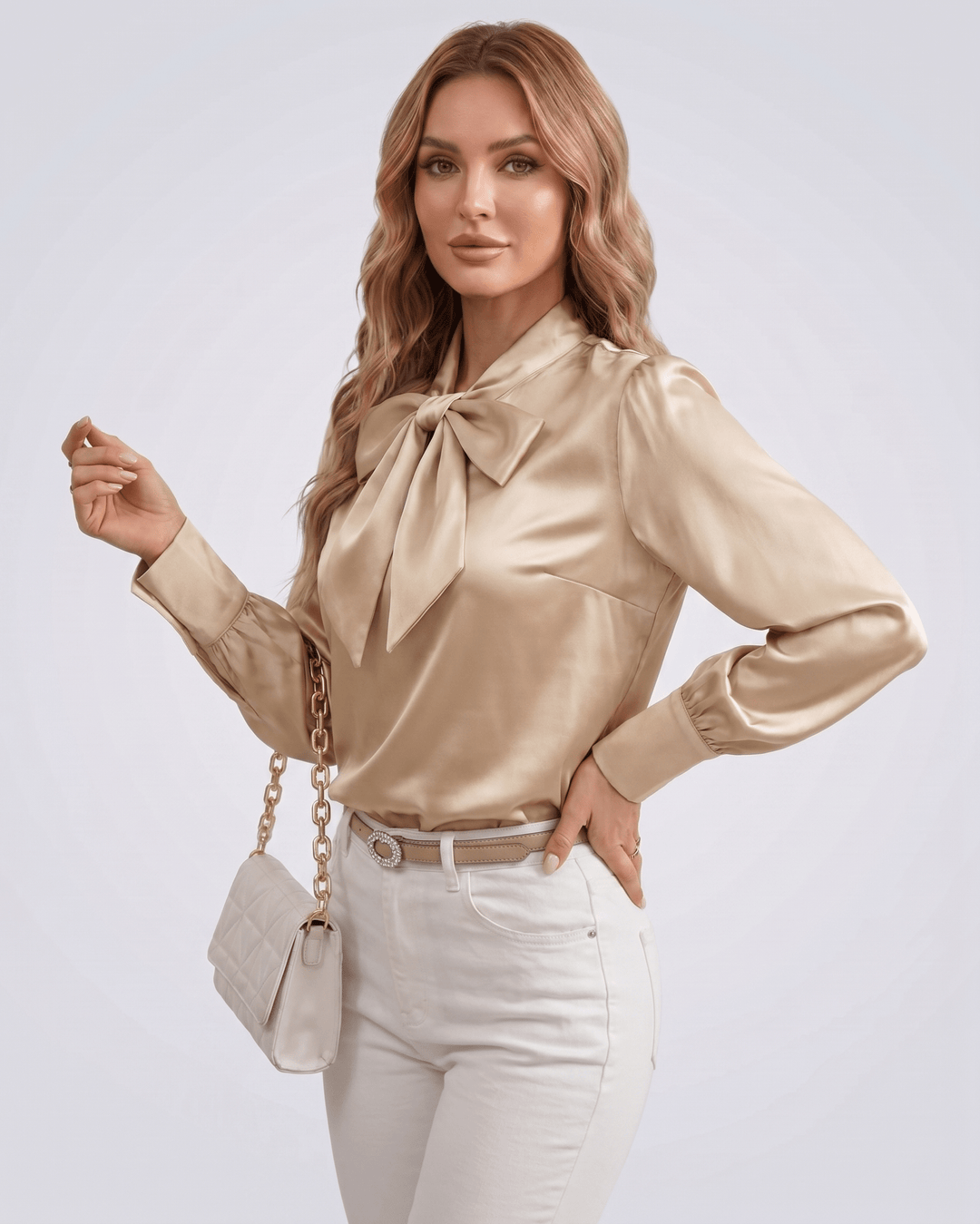 Blusa de mujer, cuello de lazo, mangas largas, color liso. Un esencial para cualquier ocasión.