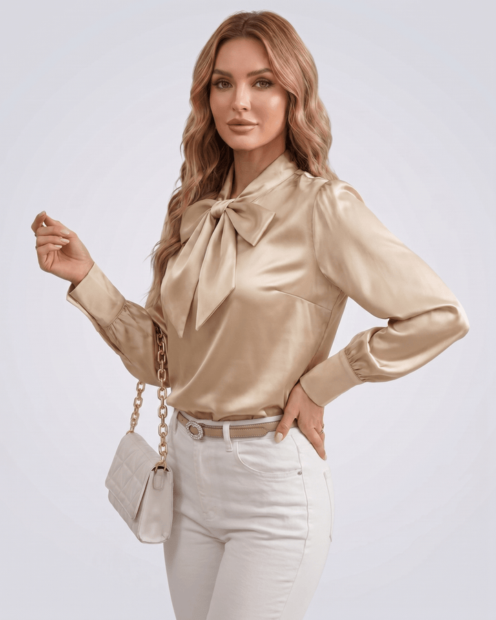 Blusa de mujer, cuello de lazo, mangas largas, color liso. Un esencial para cualquier ocasión.