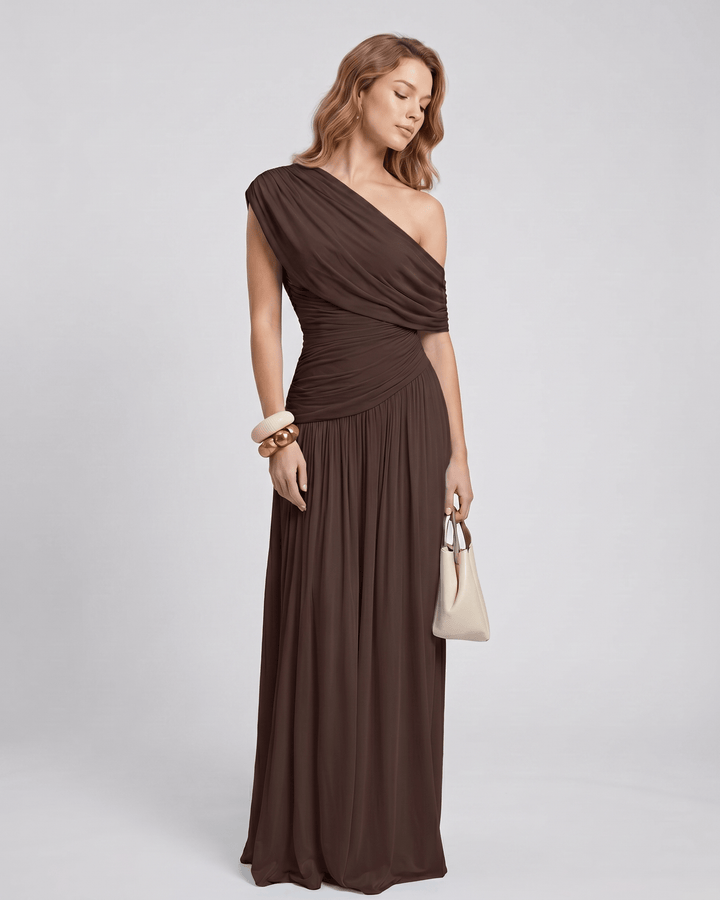 Ropa de mujer: vestido de noche asimétrico, fruncido, elegante y corte maxi.