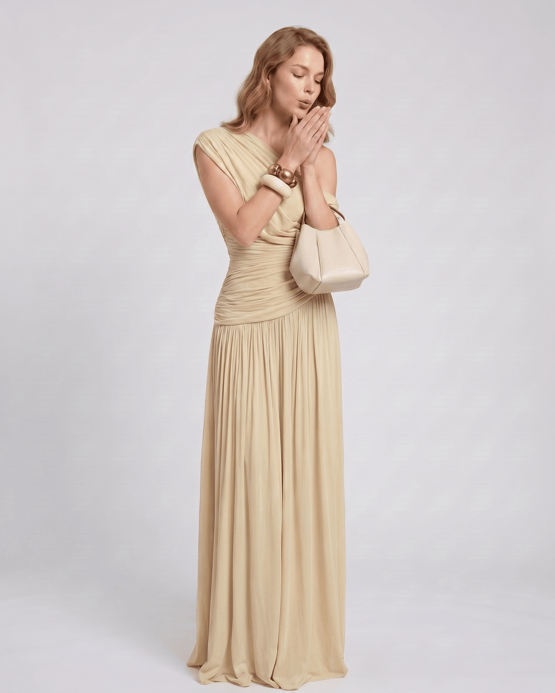 Estilo minimalista en vestido maxi de noche asimétrico, fruncido y sofisticado.