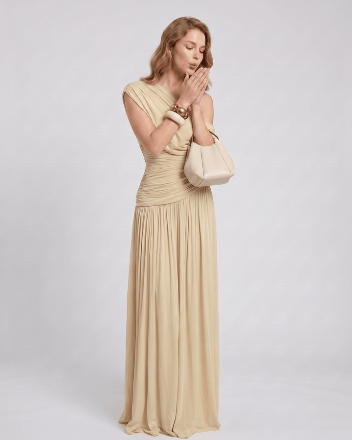 Estilo minimalista en vestido maxi de noche asimétrico, fruncido y sofisticado.