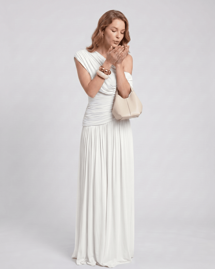 Elegante vestido de noche asimétrico, corte maxi y estilo minimalista con fruncido.