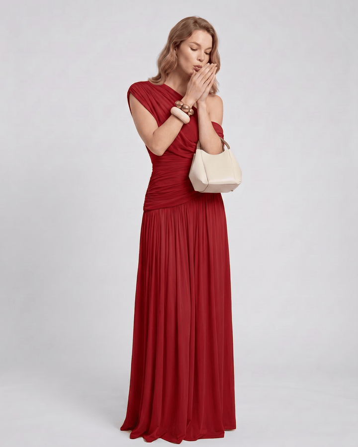 Estilo minimalista en vestido maxi asimétrico de noche, fruncido y elegante.