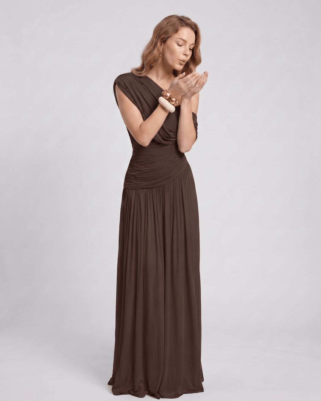 Vestido de fiesta asimétrico, diseño maxi, sin mangas, elegante y con fruncido.