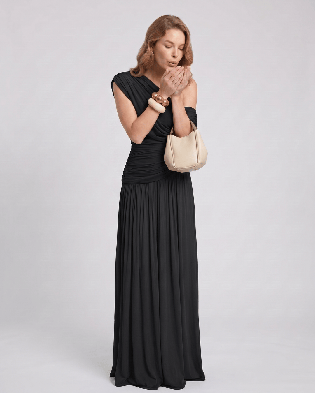 Maxi vestido de noche asimétrico y minimalista, fruncido, para eventos formales.