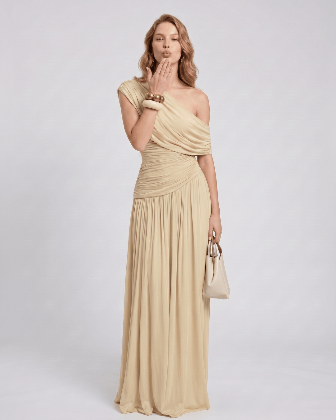 Vestido de fiesta asimétrico, corte maxi, sin mangas, detalle elegante y fruncido.