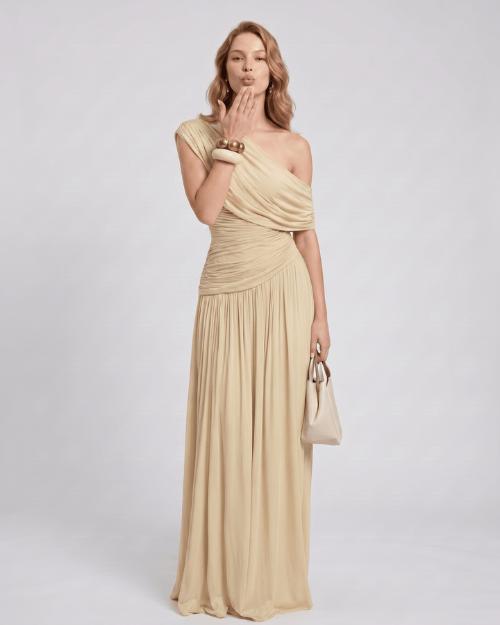Vestido de fiesta asimétrico, corte maxi, sin mangas, detalle elegante y fruncido.