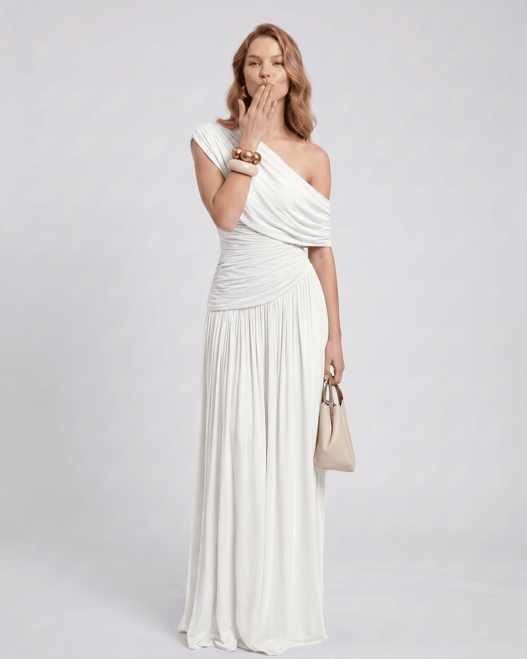 Vestido de fiesta asimétrico sin mangas, ideal para boda, corte maxi y detalle fruncido.